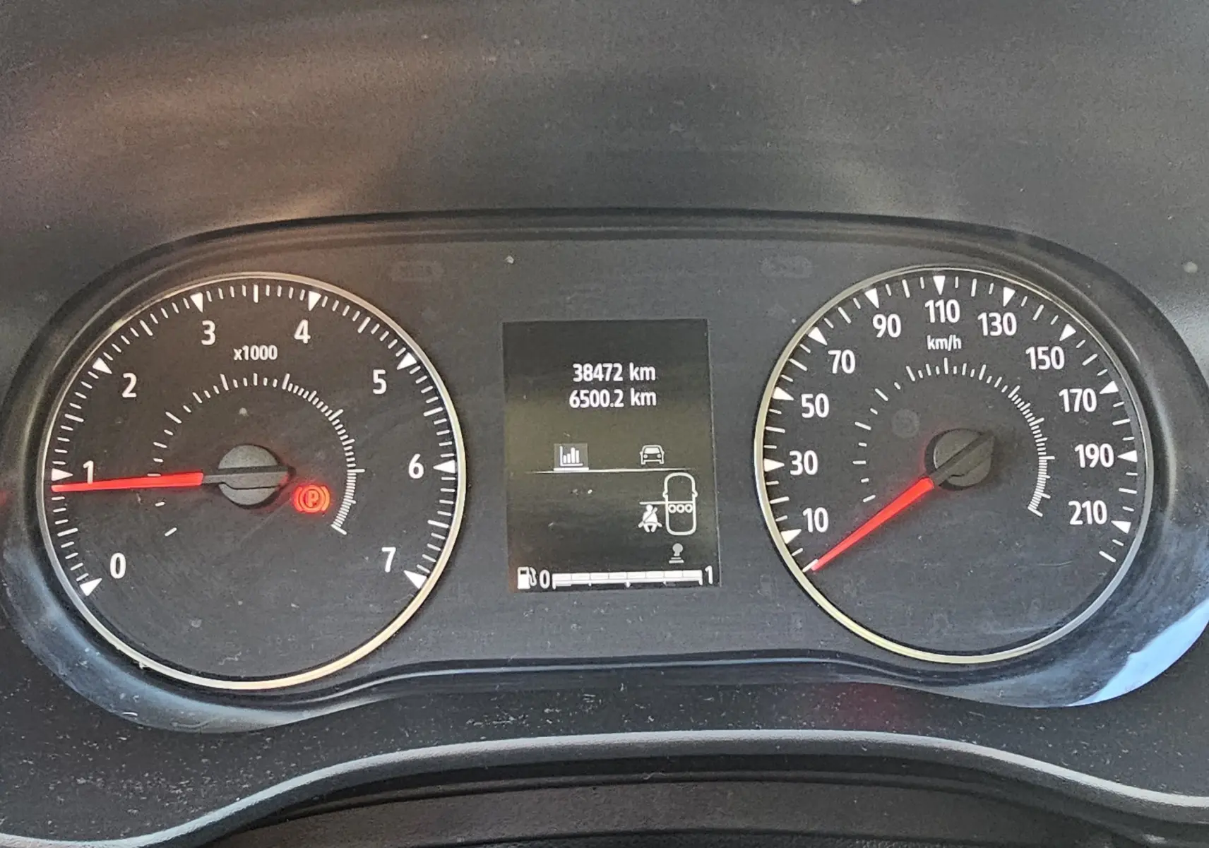 Vue rapprochée du tableau de bord de la Dacia Sandero III blanc glacier, affichant compte-tours, vitesse et écran central numérique.