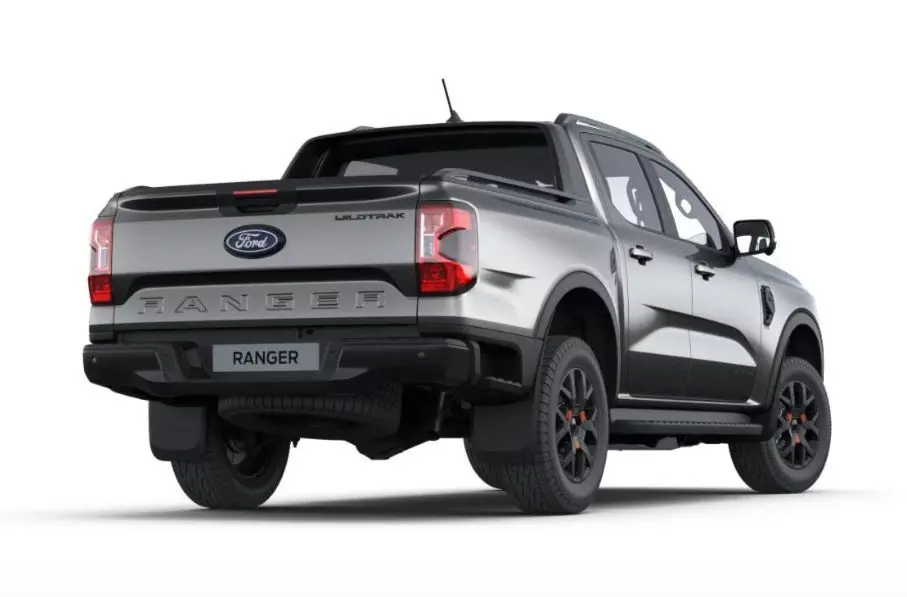 Vue 3/4 arrière droite du Ford Ranger Double Cabine gris avec jantes noires et logo Wildtrak sur la benne.