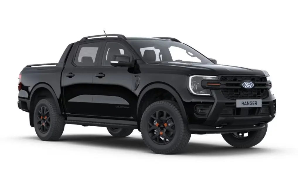 Ford Ranger Double Cabine Wildtrak noir en vue 3/4 avant droit, avec jantes noires et détails orange sur les roues.