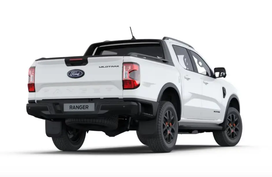Vue 3/4 arrière droite du Ford Ranger Double Cabine Wildtrak blanc, avec jantes noires et détails noirs contrastants.