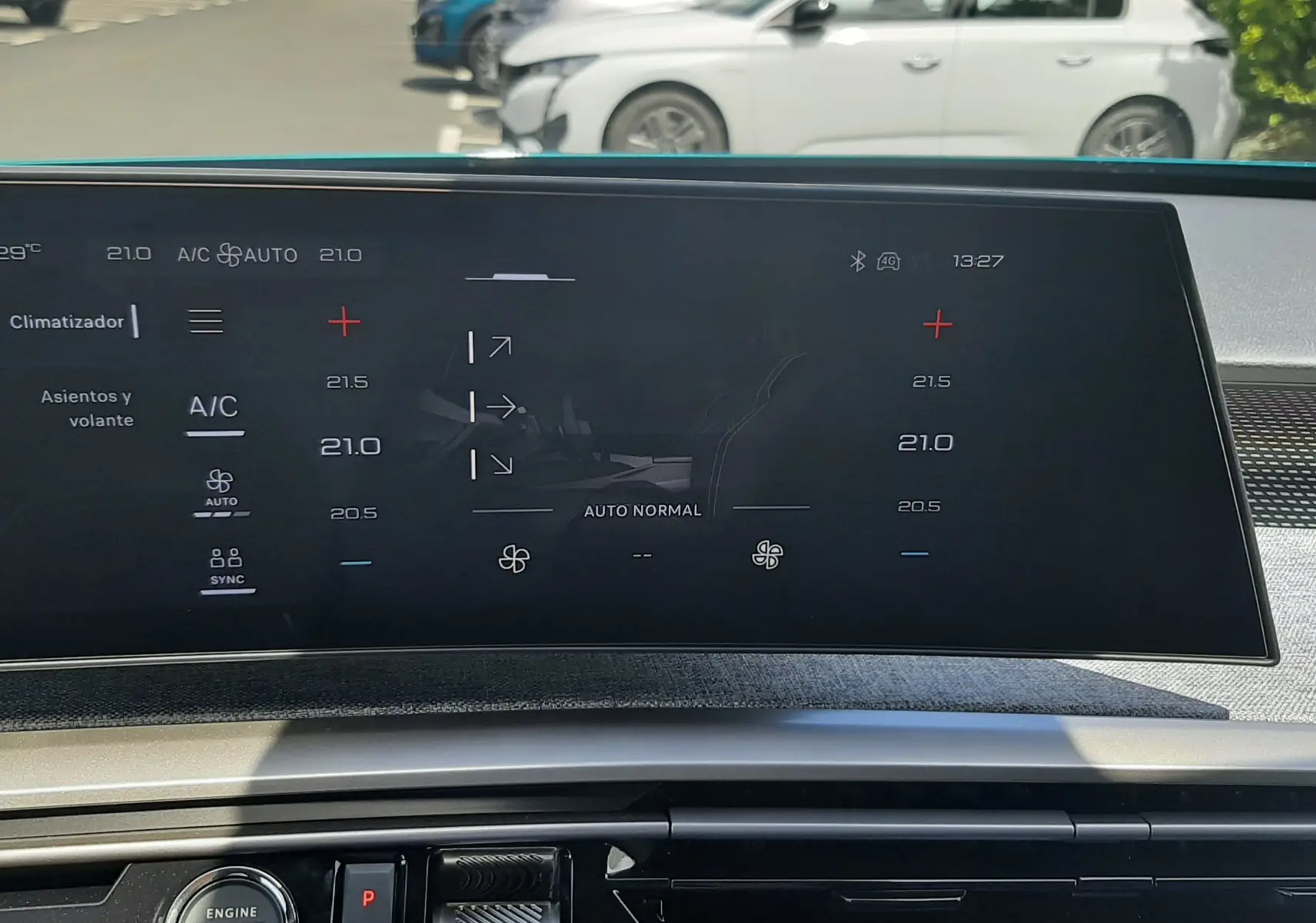 Intérieur du Peugeot 3008 1.2 Hybrid GT 2026, vue sur l’écran tactile central et la console en noir brillant.