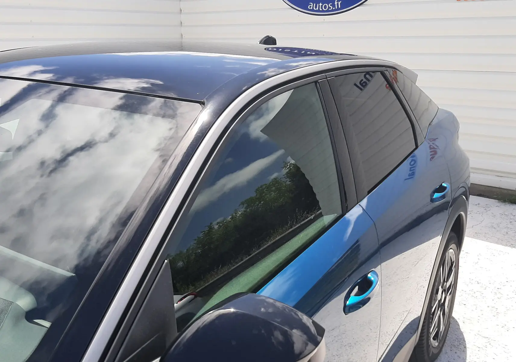 Vue 3/4 avant droit du Peugeot 3008 Bleu Obsession 2026, avec toit noir brillant et rétroviseur assorti.