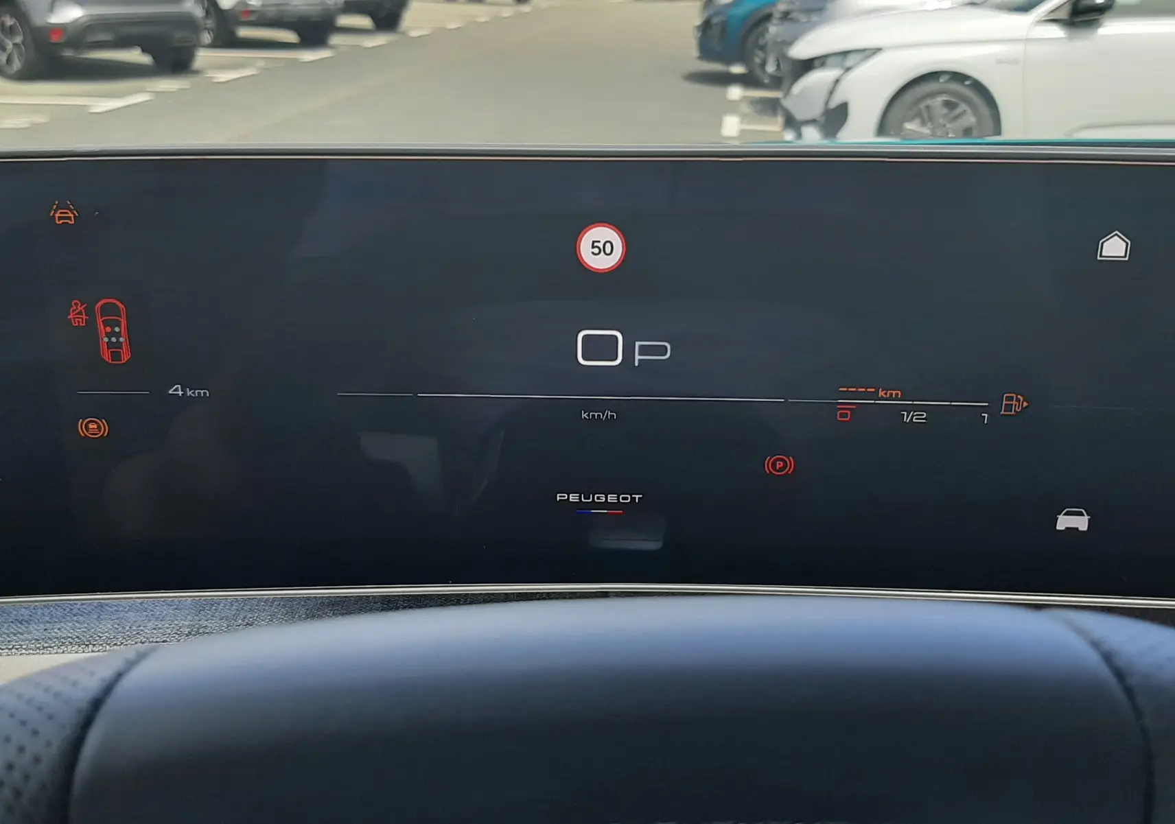 Tableau de bord numérique du Peugeot 3008 1.2 Hybrid 145ch GT, affichage épuré avec logo Peugeot visible.