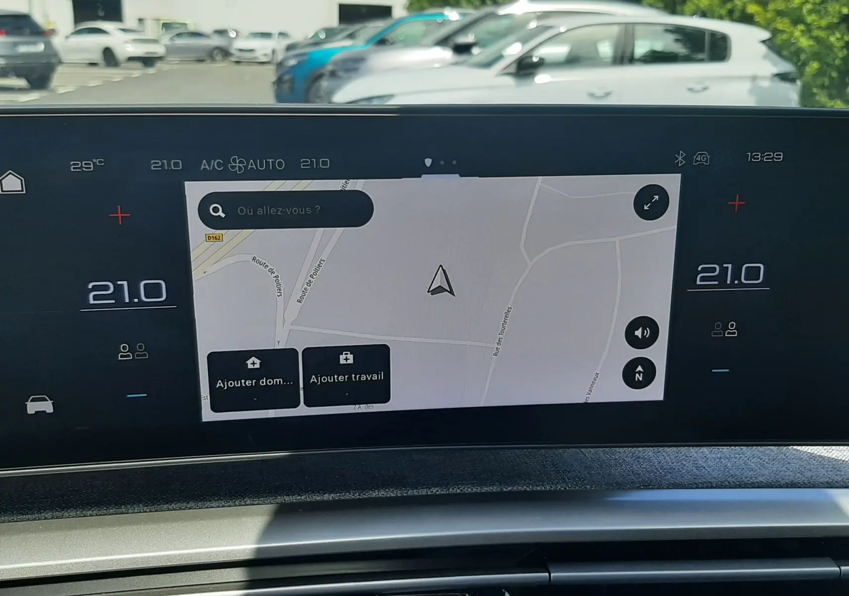 Vue intérieure du tableau de bord du Peugeot 3008 Hybrid 145ch GT 2026, écran tactile affichant la navigation.