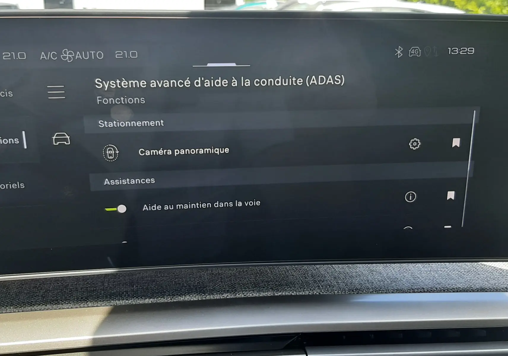 Écran tactile du système d'aide à la conduite affichant les options ADAS dans l'habitacle du Peugeot 3008 Hybrid.