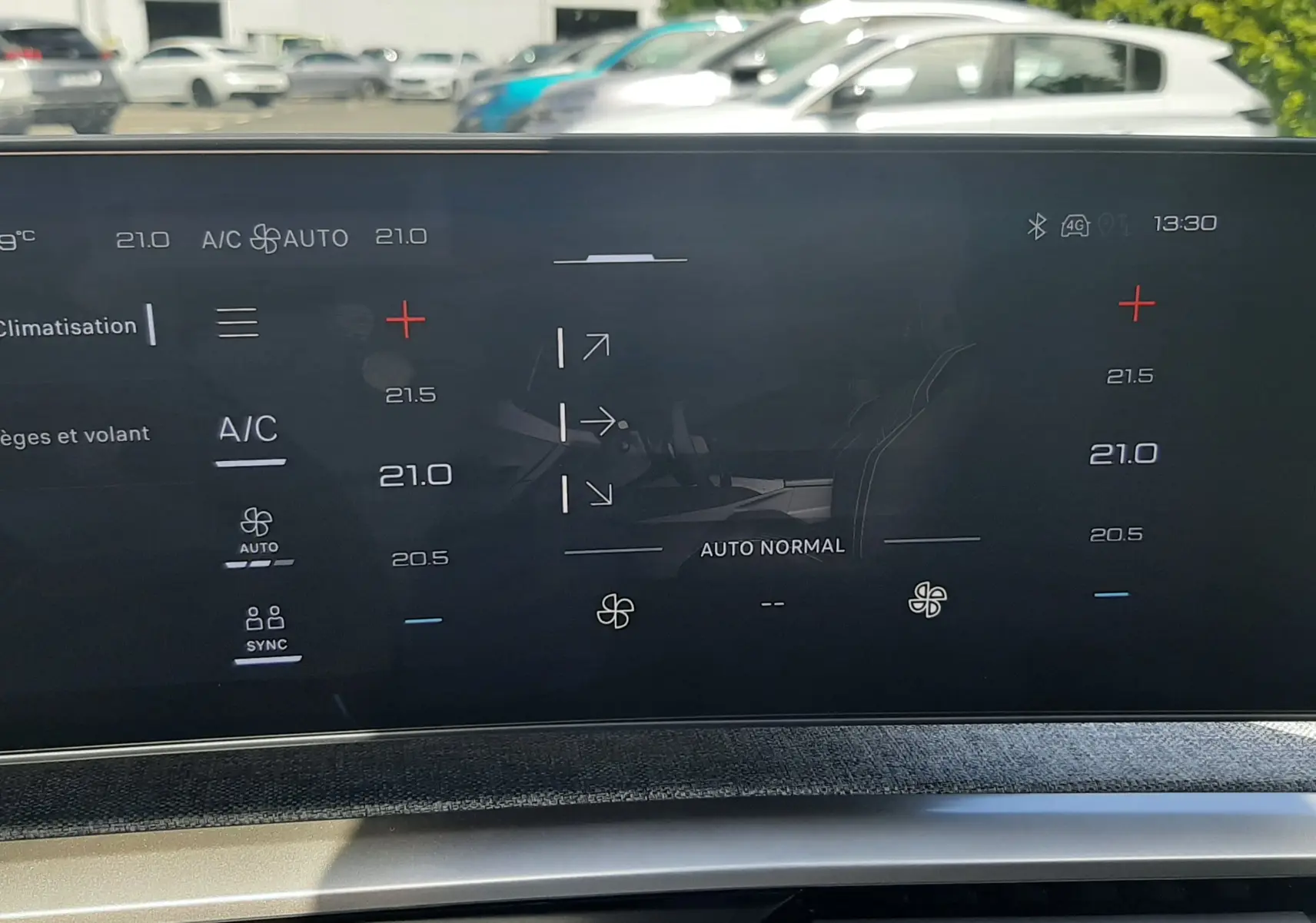 Tableau de bord numérique du Peugeot 3008 1.2 Hybrid 145ch GT 2026, affichant la climatisation automatique.