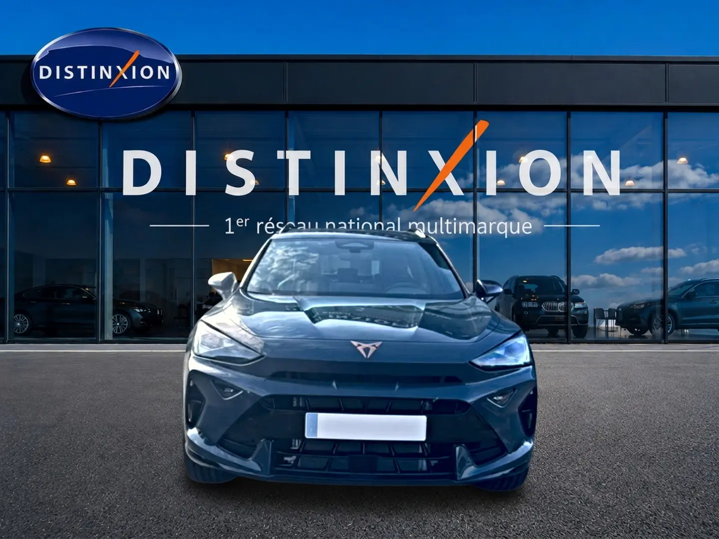 Vue avant d'un CUPRA Formentor bleu fjord 2026, avec calandre noire et logo CUPRA visible sur le capot.
