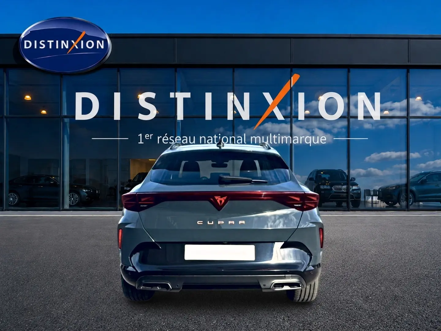 Vue arrière d'une CUPRA Formentor 1.5 etsi hybrid 2026 en bleu fjord, avec feux arrière LED et double sortie d'échappement.