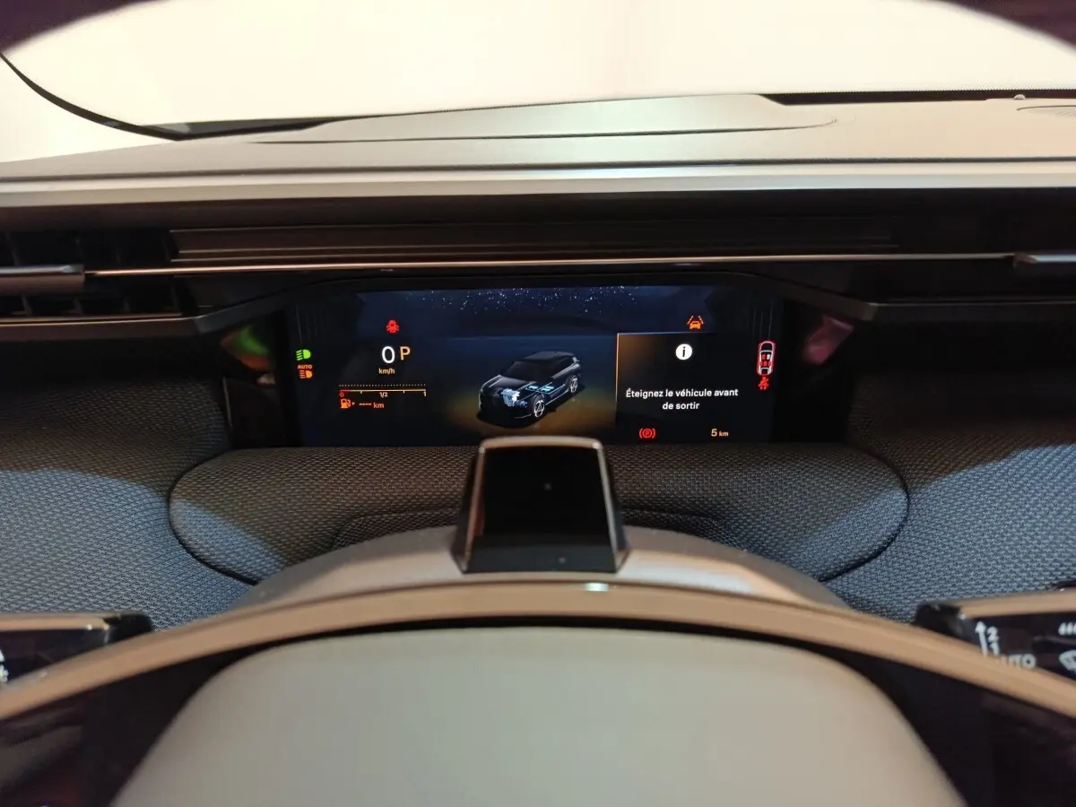 Vue rapprochée du combiné d'instruments numérique de la Citroën C5 Hybride 145ch, affichage multifonctions en tableau de bord.