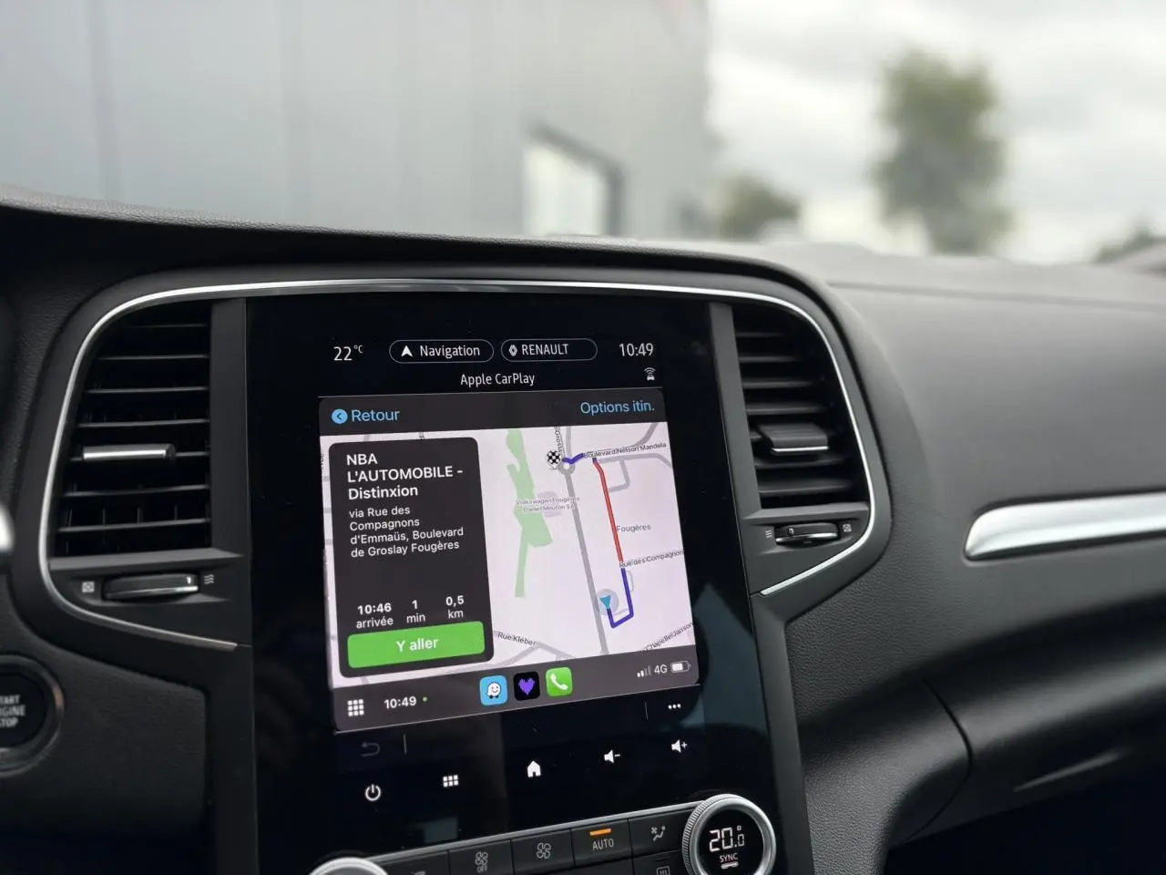 Écran tactile 9,3" du GPS EasyLink de la Renault Mégane Break 2024, tableau de bord noir moderne.