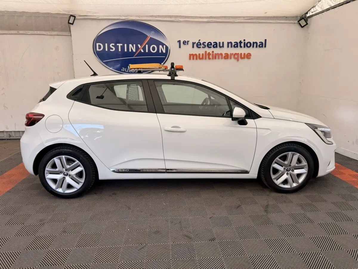 Profil droit d'une Renault Clio Business E-Tech hybride blanche 2022, avec jantes alliage et toit équipé d'un support orange.