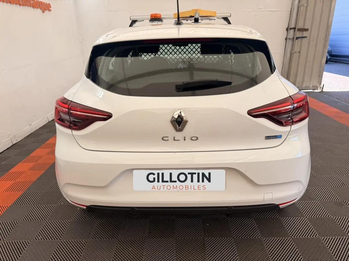 Vue arrière d'une Renault Clio blanche hybride avec feux LED et plaque d'immatriculation GILLOTIN Automobiles.