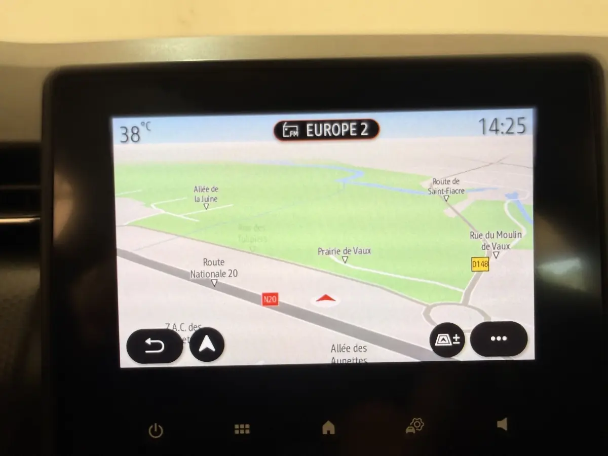 Écran tactile central affichant la navigation 3D de la Renault Clio Business E-Tech hybride blanche, vue intérieure.