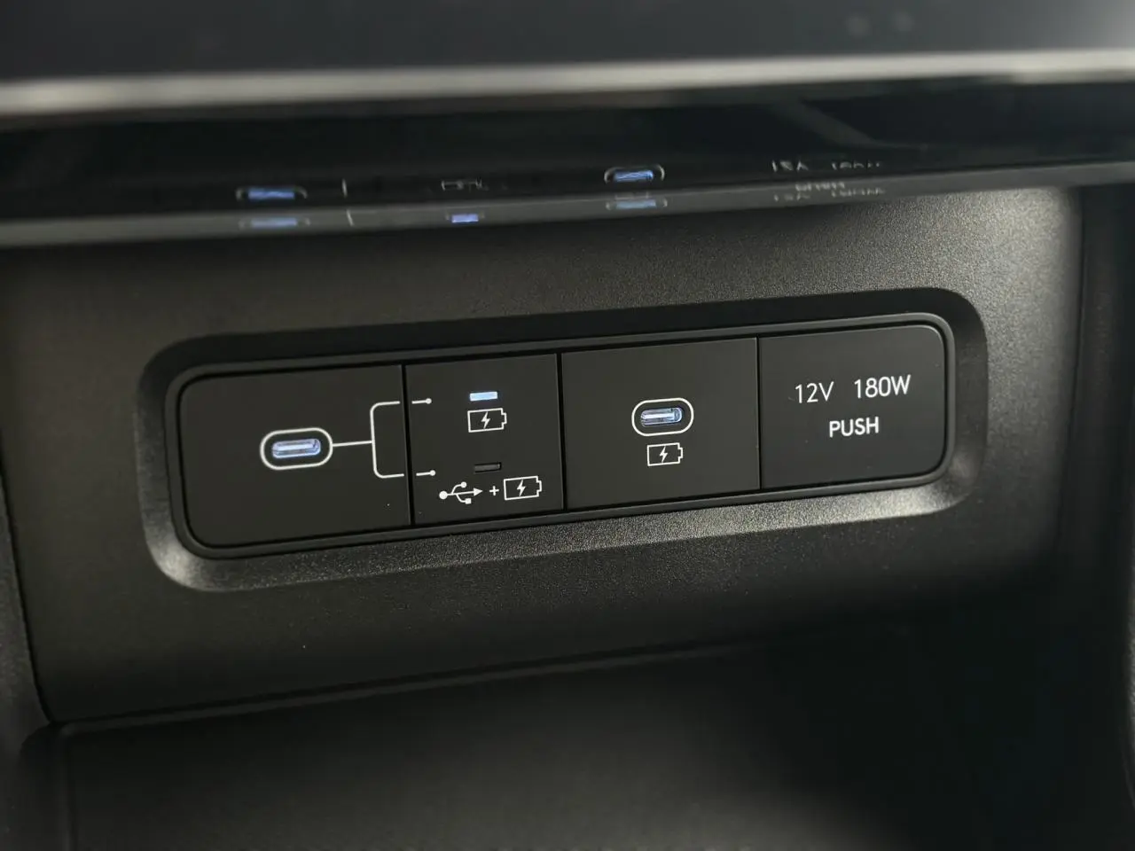Gros plan sur les ports USB-C et prise 12V du tableau de bord du Hyundai Tucson blanc Atlas 2026.