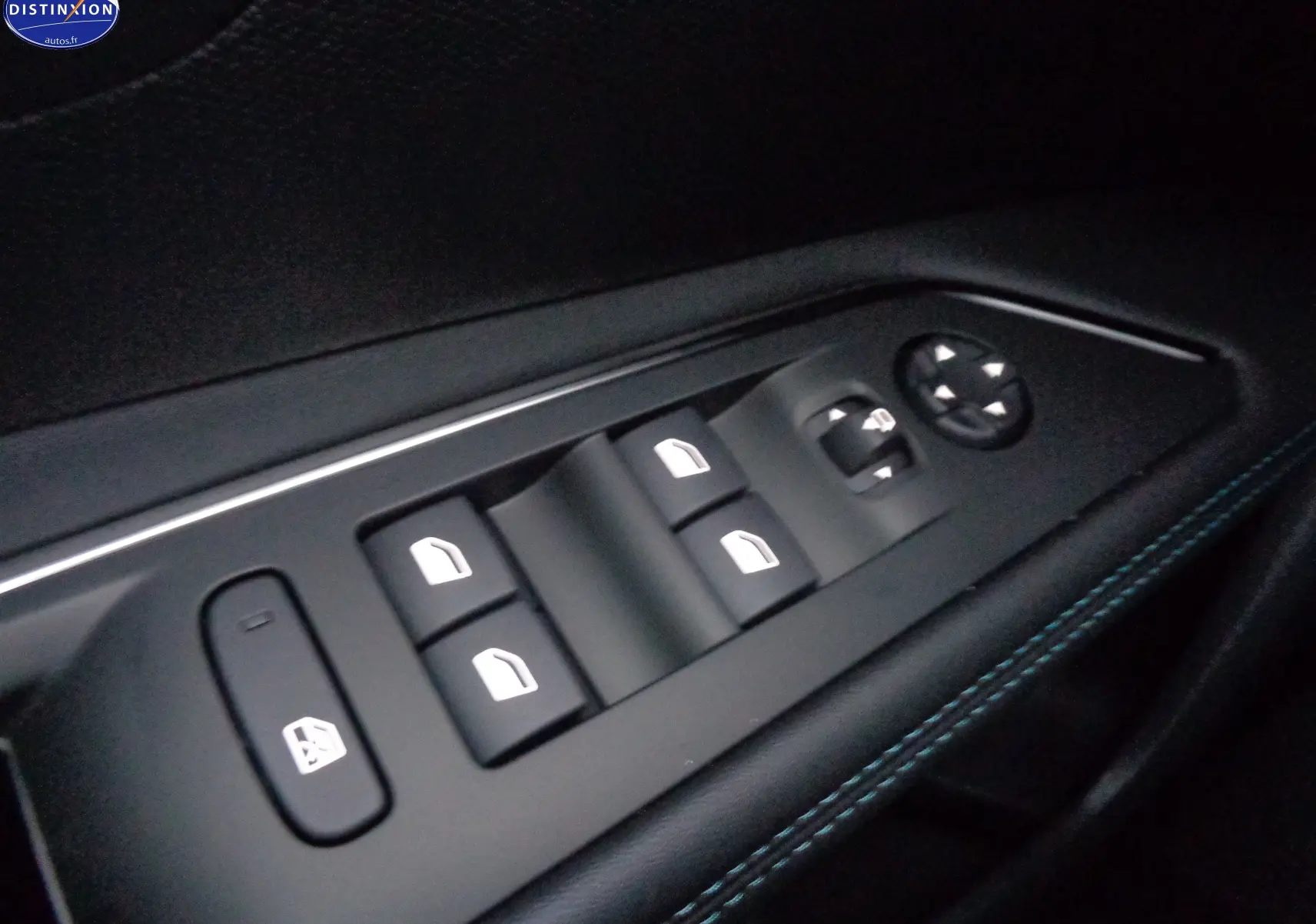 Gros plan sur les commandes de lève-vitres et réglage des rétroviseurs côté gauche du Peugeot 3008 noir métal 2023.