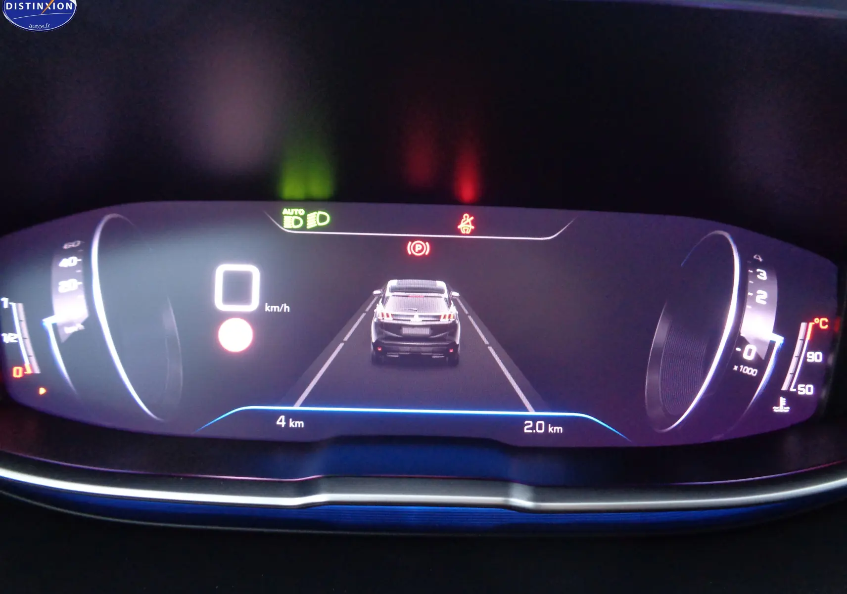 Tableau de bord numérique du Peugeot 3008 2023 affichant la vitesse à 0 km/h et une représentation du véhicule en vue arrière.