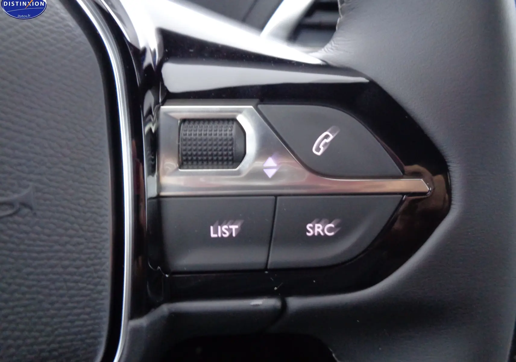 Gros plan sur les commandes au volant côté gauche du Peugeot 3008 noir métal 2023, avec boutons list et SRC.
