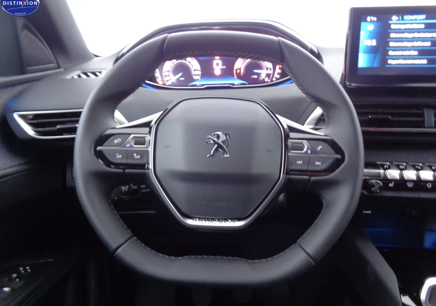 Vue frontale du volant noir du Peugeot 3008 2023 avec commandes intégrées et tableau de bord numérique lumineux.