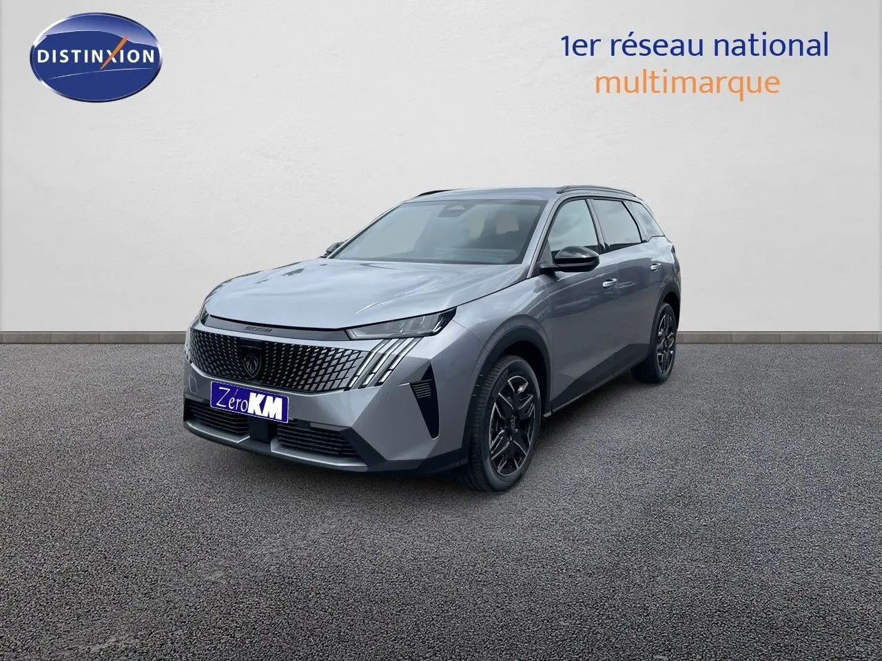 Peugeot 5008 Hybrid gris Artense en 3/4 avant droit, avec calandre moderne et jantes noires distinctives.