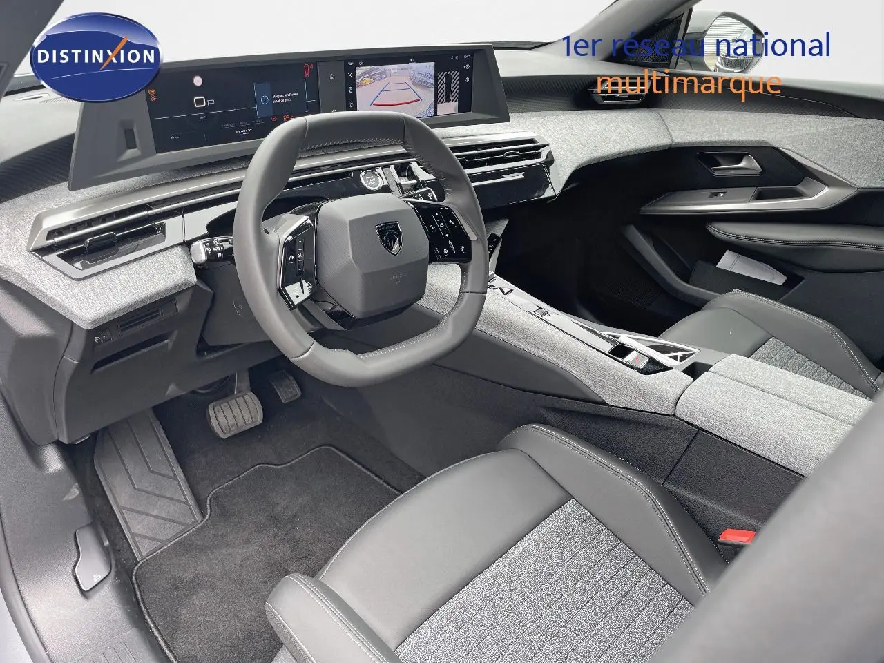 Intérieur du Peugeot 5008 Hybrid 2025 côté conducteur, volant compact et tableau de bord numérique avec finitions gris clair et cuir noir.