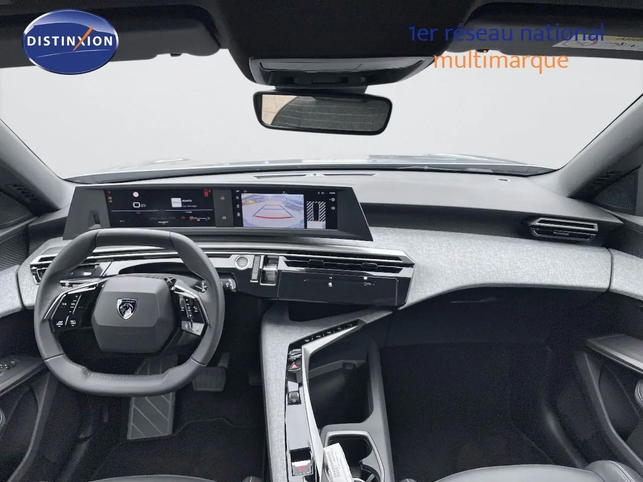 Intérieur moderne du Peugeot 5008 Hybrid 136ch Allure 2025, tableau de bord et volant multifonction en vue frontale.