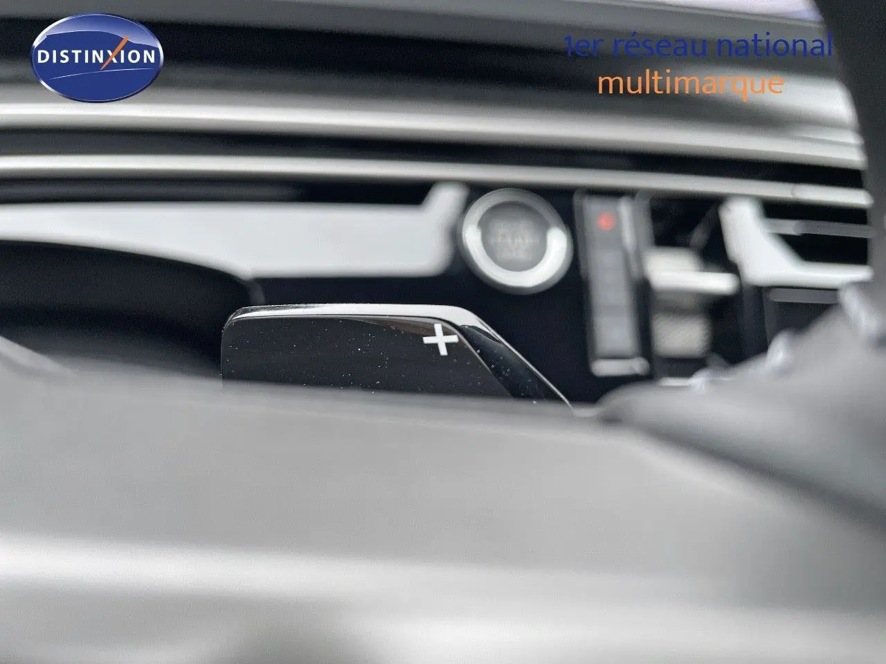 Gros plan sur la palette de changement de vitesse + du Peugeot 5008 Hybrid 136ch Allure, intérieur moderne et épuré.