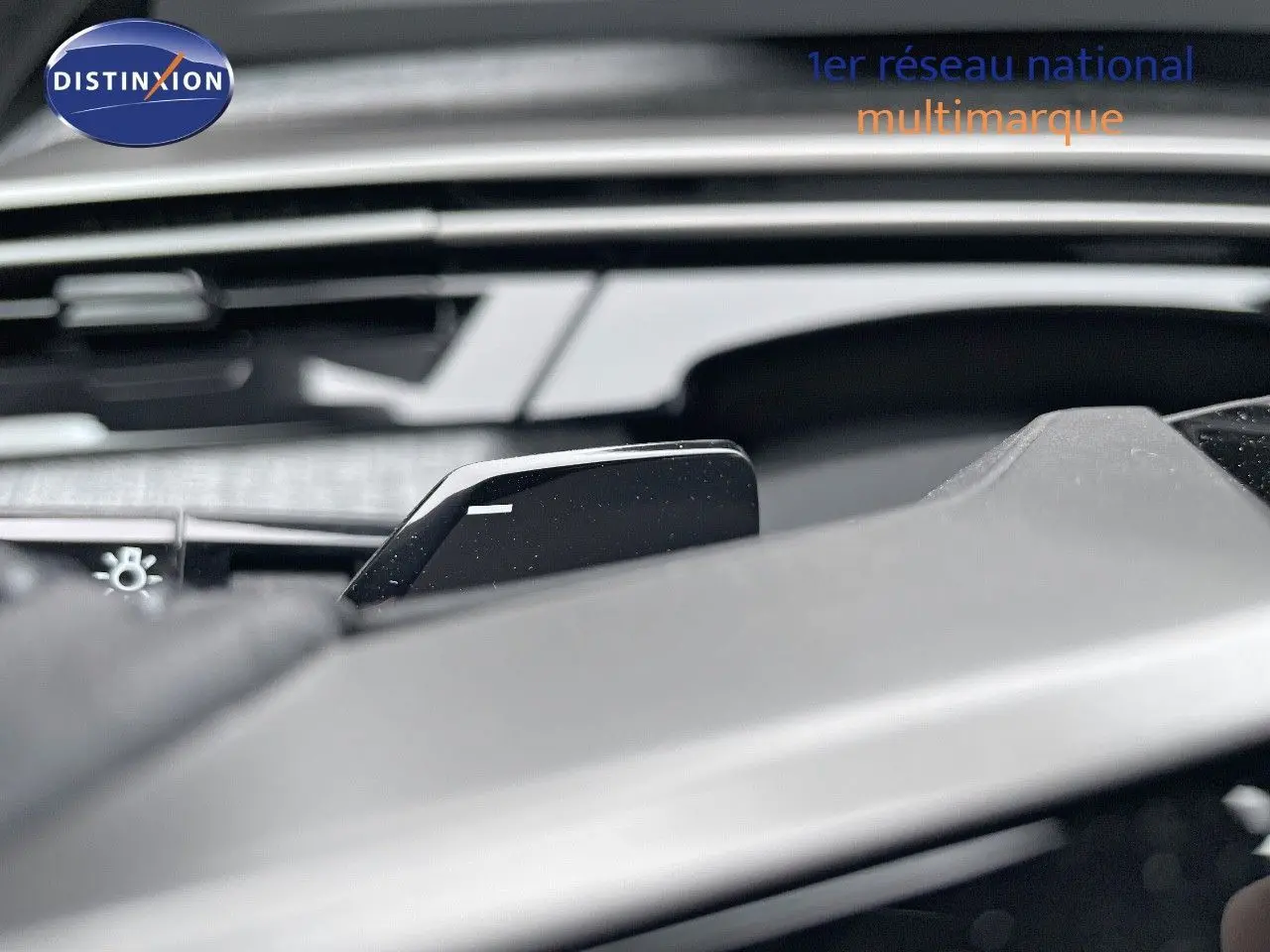 Gros plan sur la palette de changement de vitesse côté droit du Peugeot 5008 gris Artense Hybrid 2025.