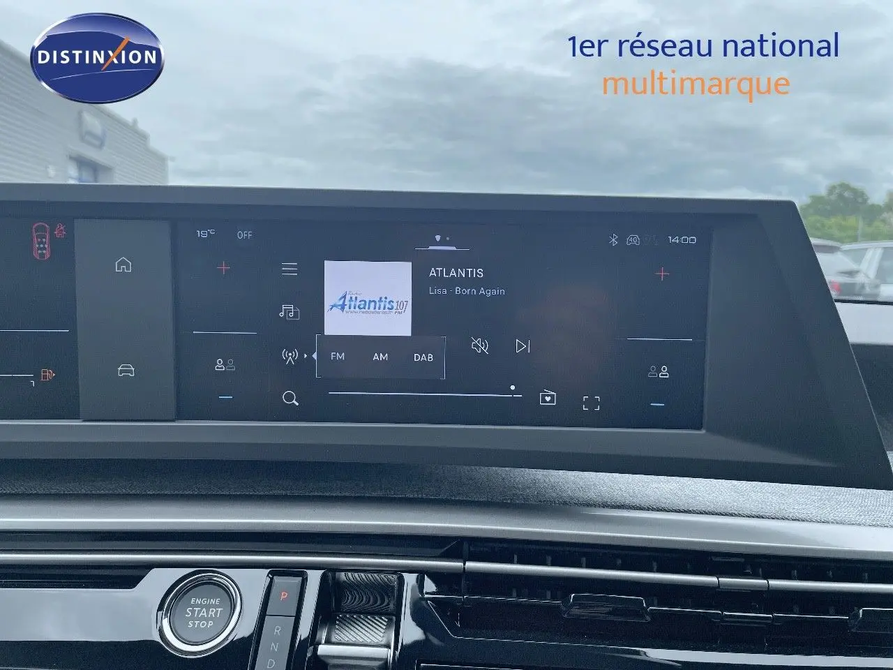 Tableau de bord du Peugeot 5008 Hybrid gris Artense, affichage central tactile avec radio et commandes modernes.
