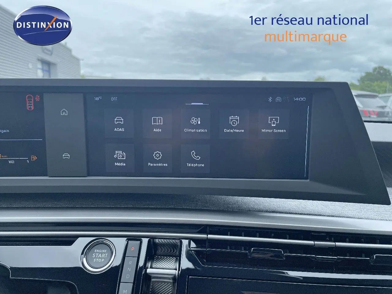 Vue rapprochée de la console centrale et de l'écran tactile du Peugeot 5008 gris Artense Hybrid 2025, affichant les options multimédia et climatisation.