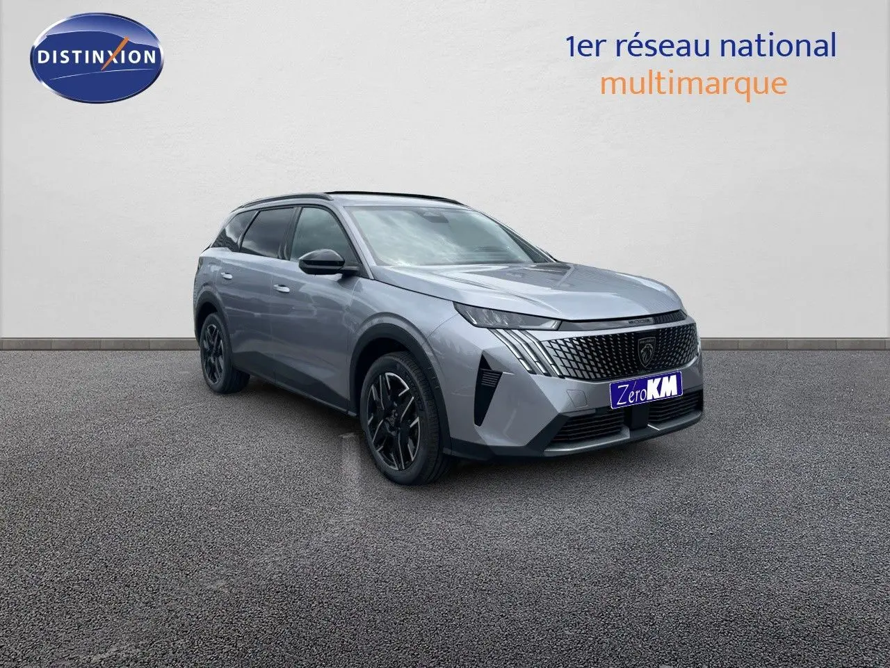 Peugeot 5008 Hybrid 136ch Allure gris Artense métal en 3/4 avant, soulignant sa calandre distinctive et ses jantes noires.