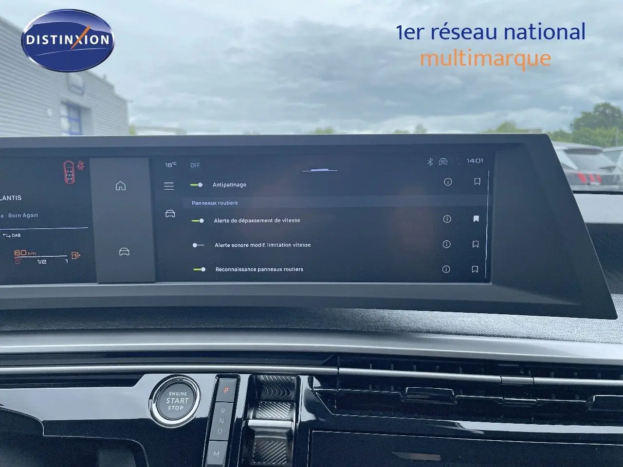 Tableau de bord du Peugeot 5008 Hybrid 136ch Allure 2025 avec écran tactile et bouton start/stop en vue frontale.