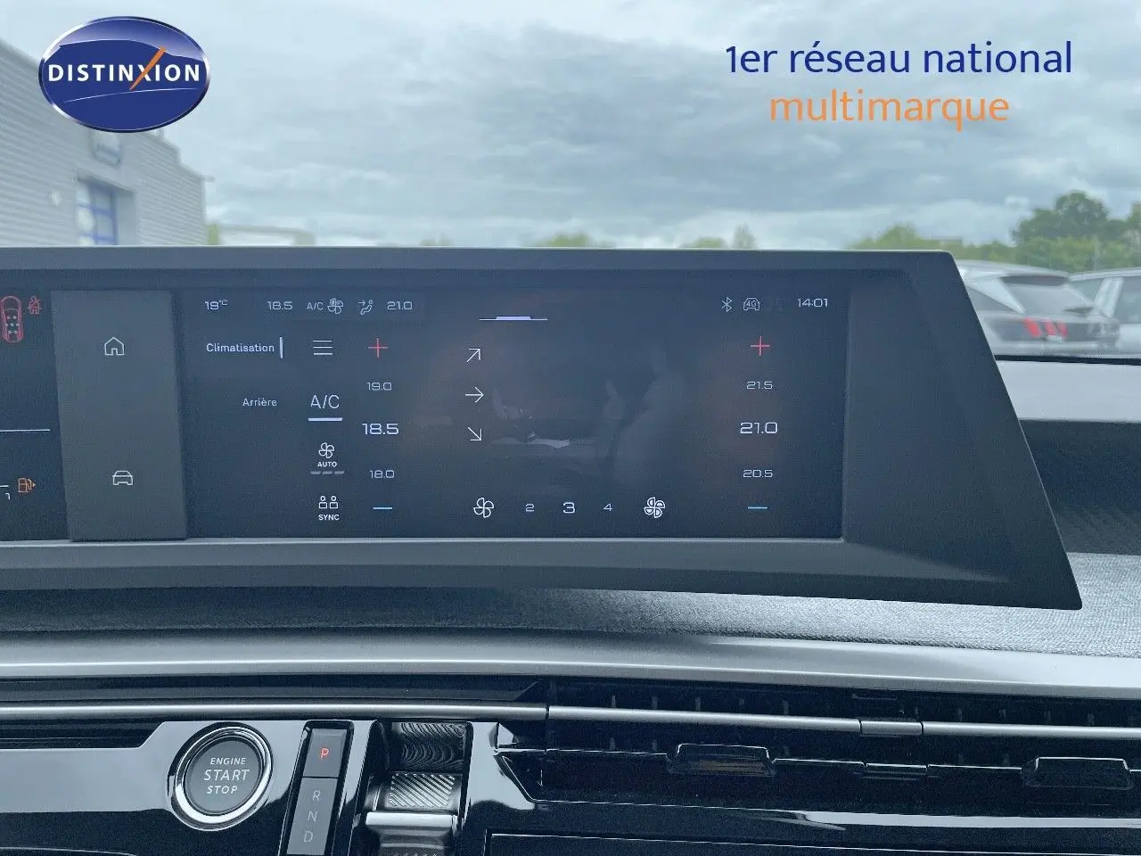 Vue intérieure du tableau de bord numérique du Peugeot 5008 gris Artense, affichant les réglages de climatisation et la boîte auto.
