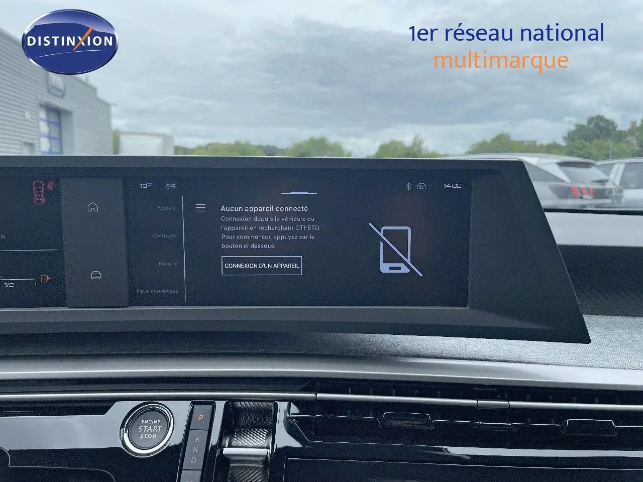 Tableau de bord du Peugeot 5008 Hybrid 136ch Allure 2025 avec écran tactile et bouton start/stop visible en intérieur.