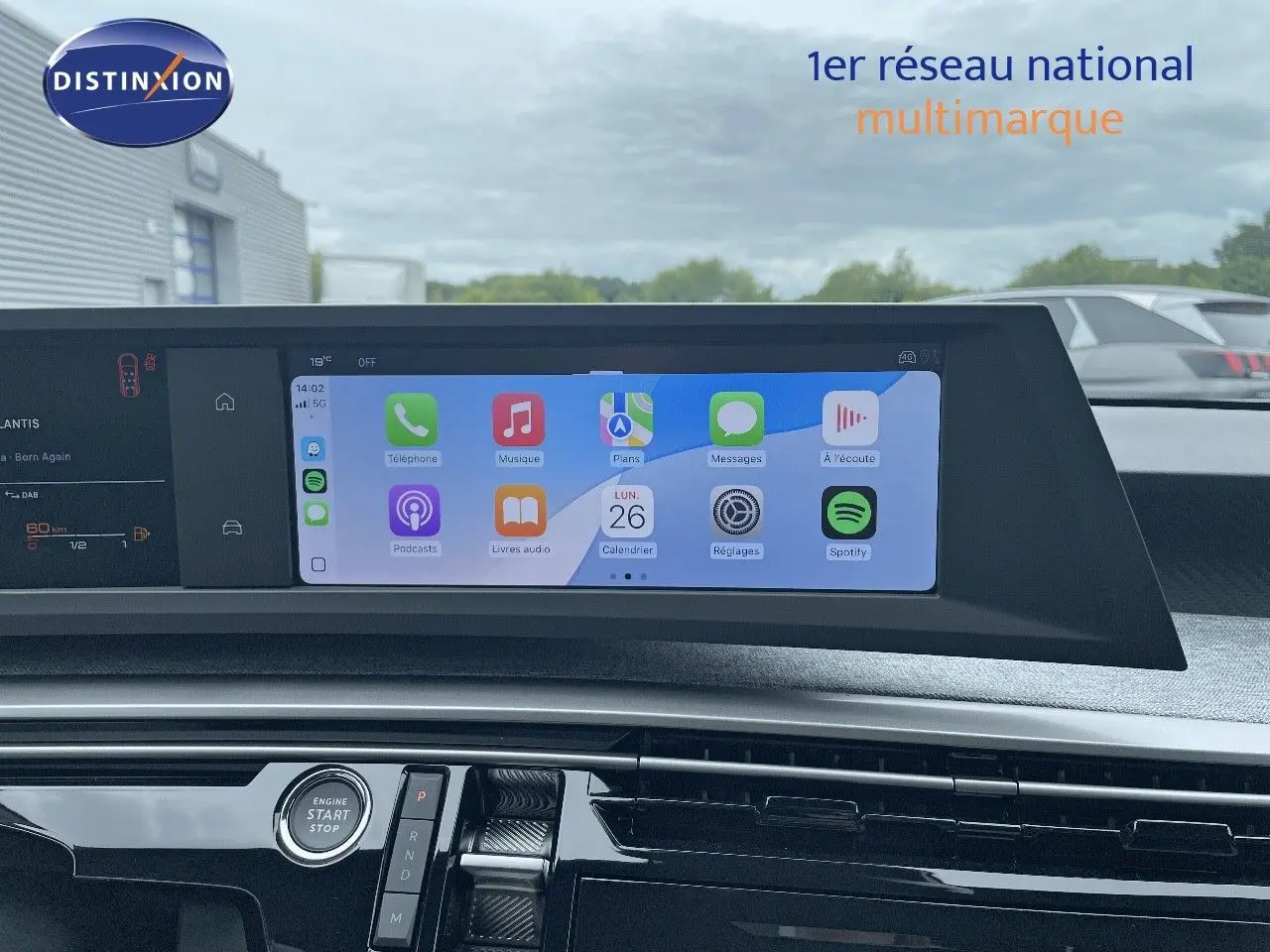 Vue rapprochée de l'écran tactile et console centrale du Peugeot 5008 gris Artense, affichant les applications connectées.
