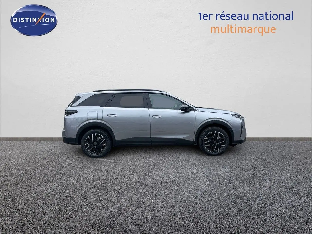 Peugeot 5008 Hybrid gris Artense métal, vue profil côté gauche, jantes noires et toit noir contrasté.