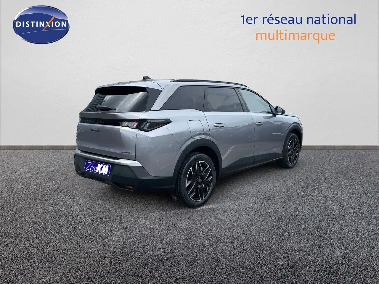 Peugeot 5008 Hybrid gris Artense métal vu de trois quarts arrière droit, avec jantes noires et toit noir contrasté.