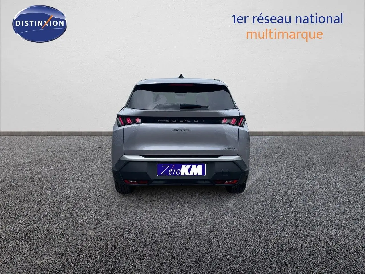 Vue arrière du Peugeot 5008 gris Artense métallisé avec feux LED caractéristiques et plaque Zéro KM visible.