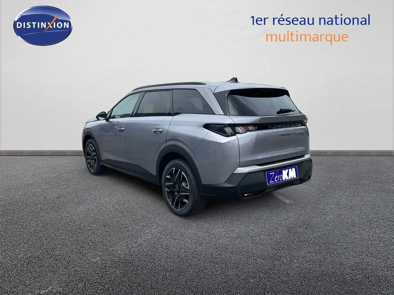 Peugeot 5008 Hybrid gris Artense métal en 3/4 arrière droit, avec jantes noires et feux arrière LED distinctifs.