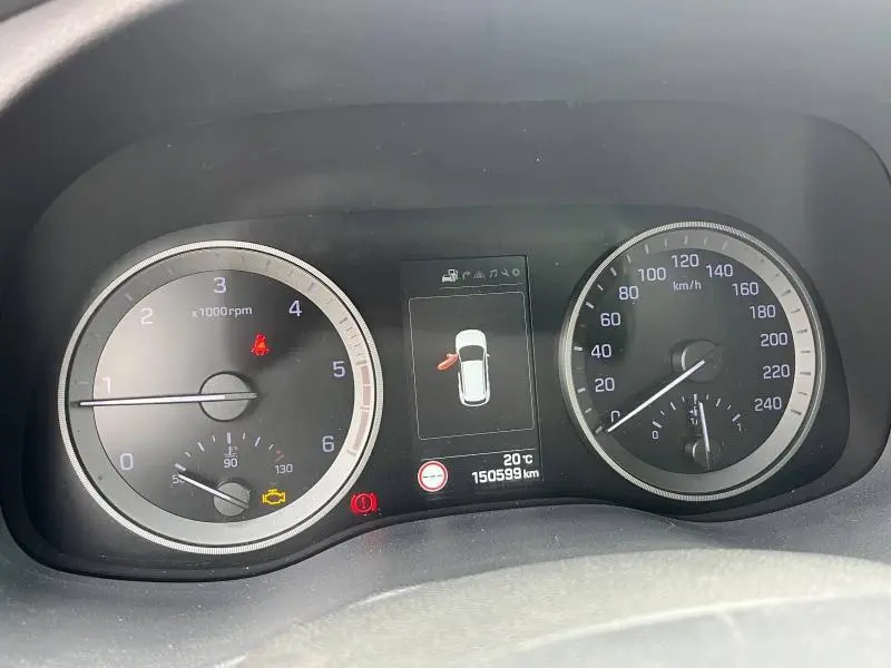 Tableau de bord du Hyundai Tucson 2017 avec compte-tours, vitesse, et affichage d'ouverture de porte côté gauche.