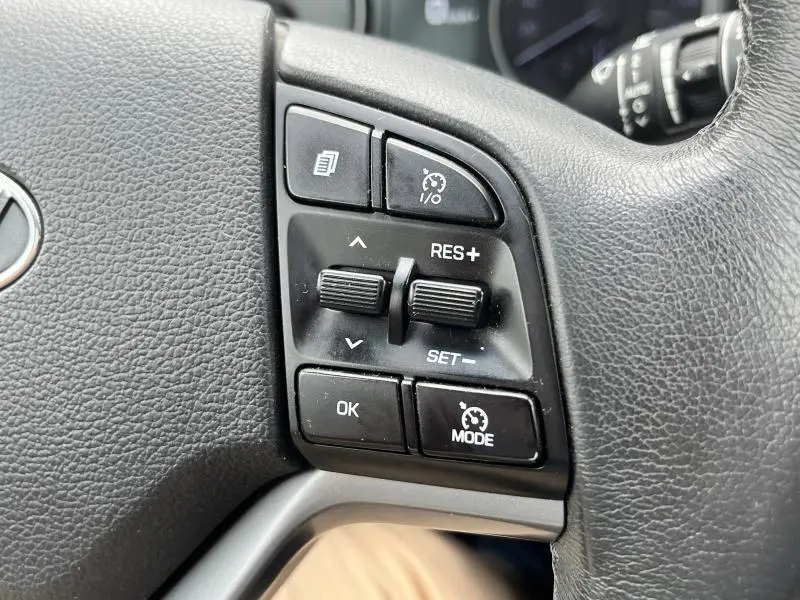 Boutons de commande du régulateur de vitesse sur le volant cuir noir du Hyundai Tucson White Sand 2017.