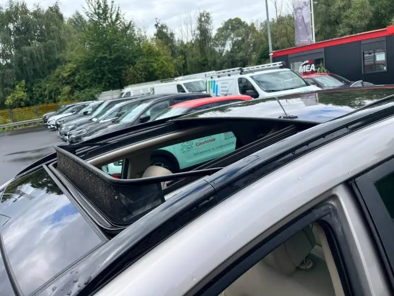 Toit ouvrant panoramique ouvert sur un Hyundai Tucson White Sand 2017, vue partielle côté gauche extérieur.