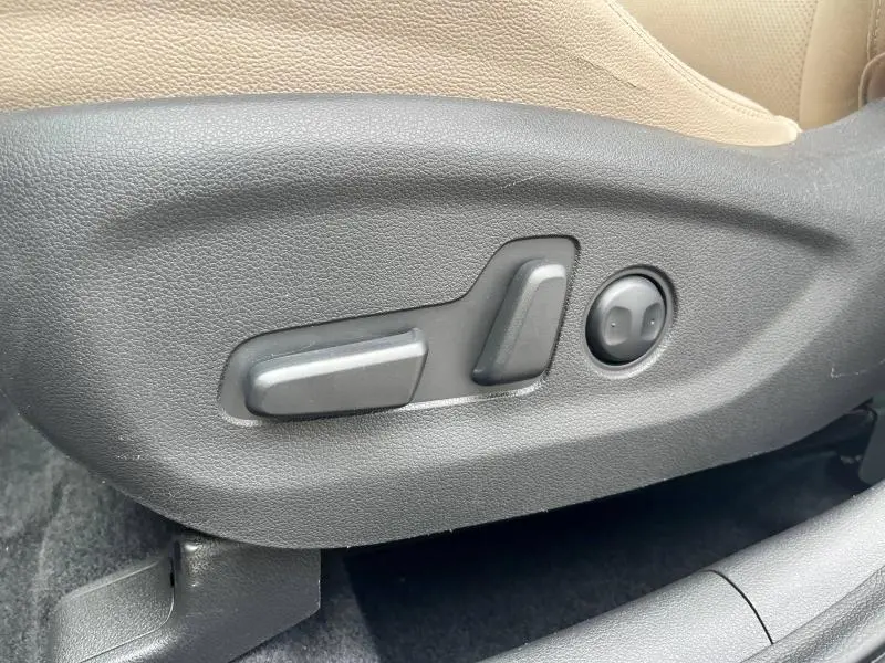 Gros plan sur les commandes électriques du siège avant en cuir noir du Hyundai Tucson White Sand 2017.