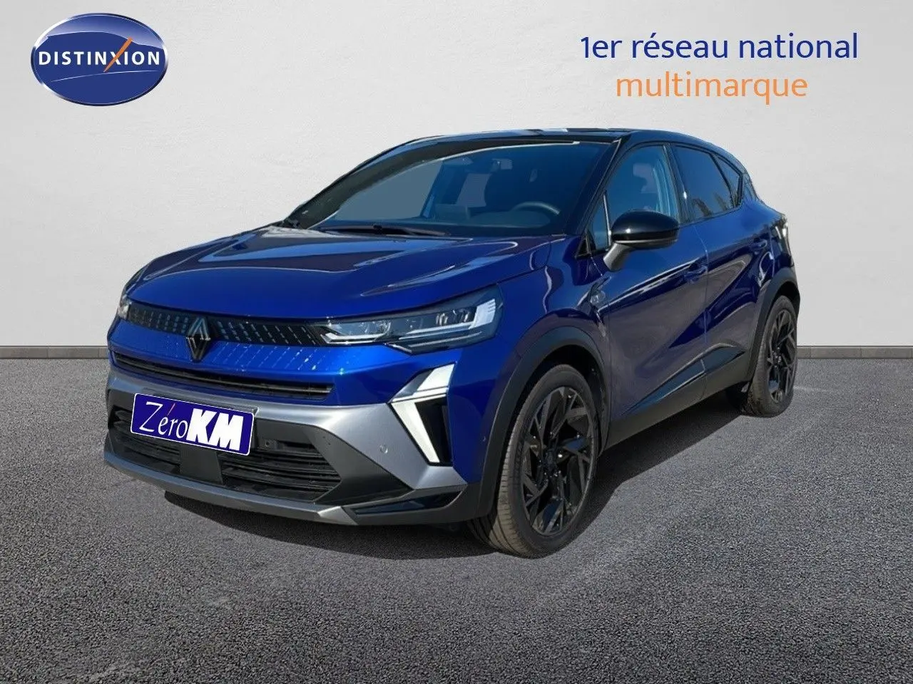 Renault Captur E-Tech hybride bleu Iron Metal avec toit noir, vue 3/4 avant côté gauche sur sol gris.