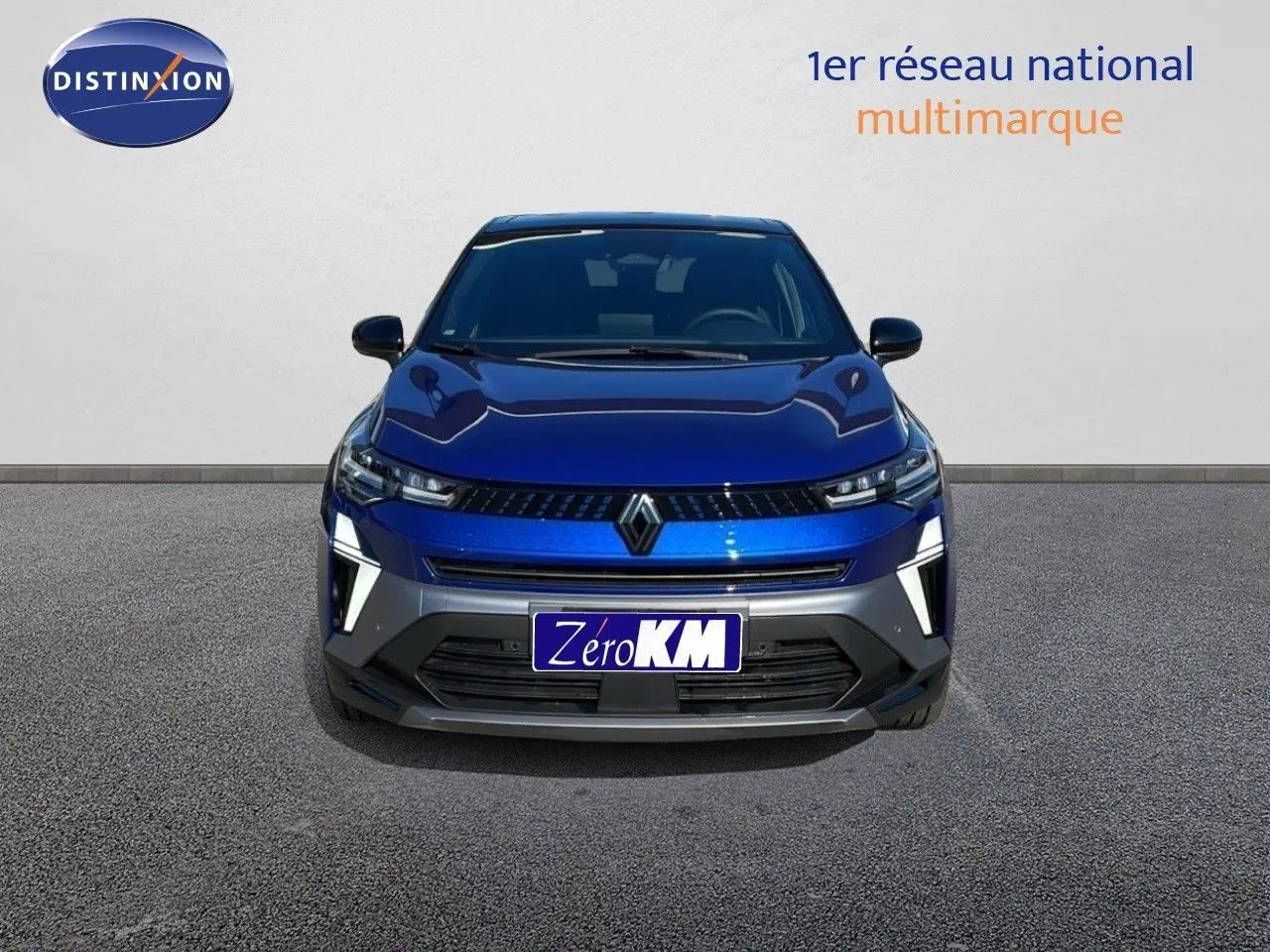 Vue frontale d'un Renault Captur E-Tech hybride 2025 bleu iron metal avec toit noir et éclairage LED distinctif.