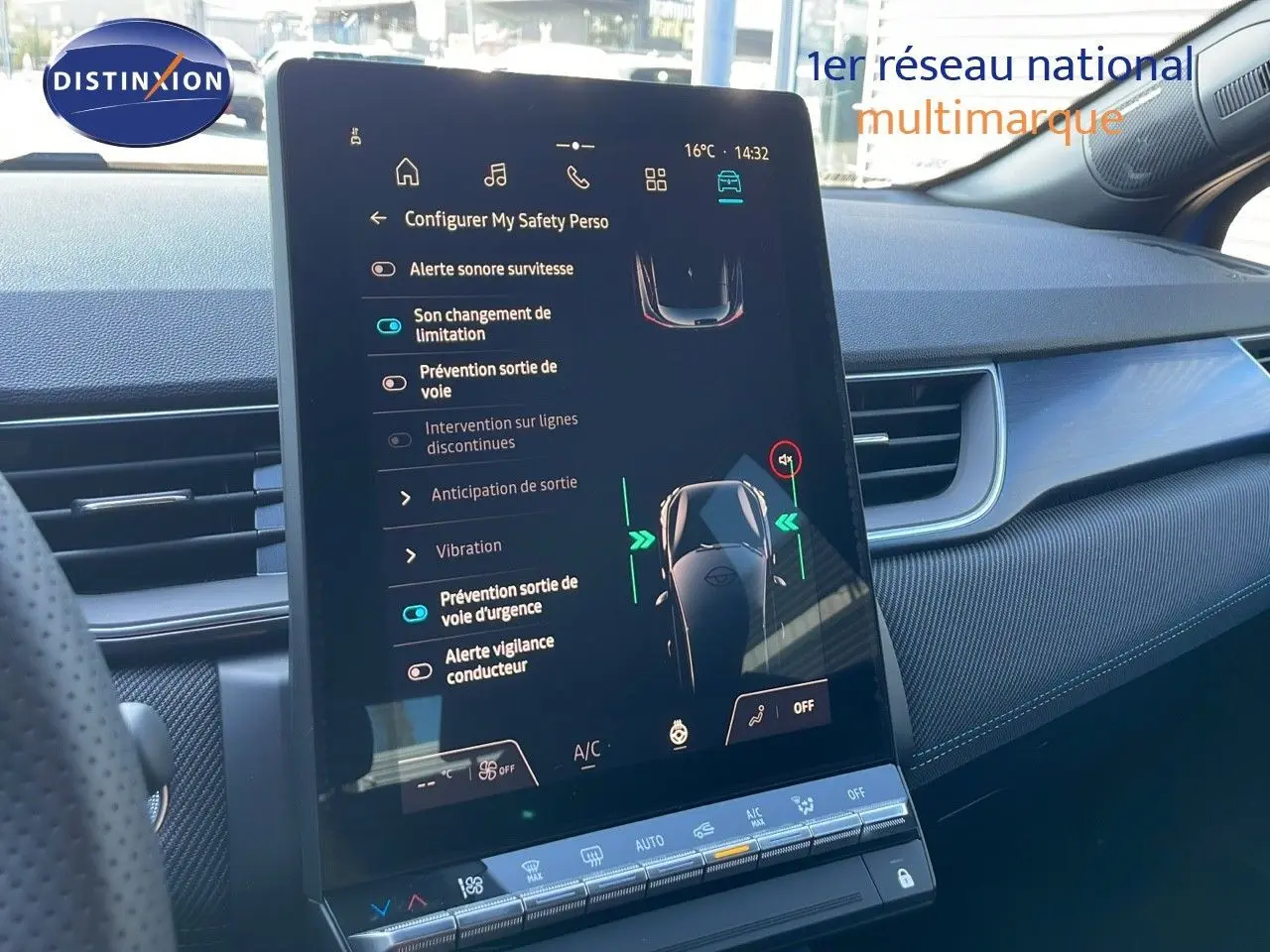 Écran tactile central du tableau de bord du Renault Captur E-Tech Hybrid 2025, affichant les options d'aide à la conduite.