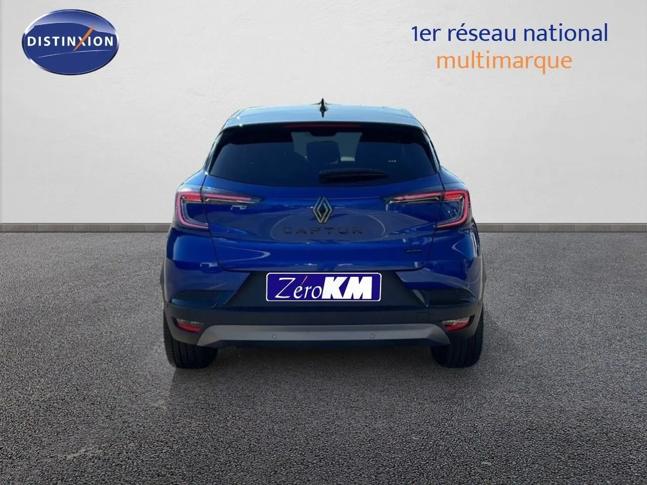 Vue arrière du Renault Captur E-Tech hybride 2025 en bleu Iron Metal avec toit noir et feux LED distinctifs.