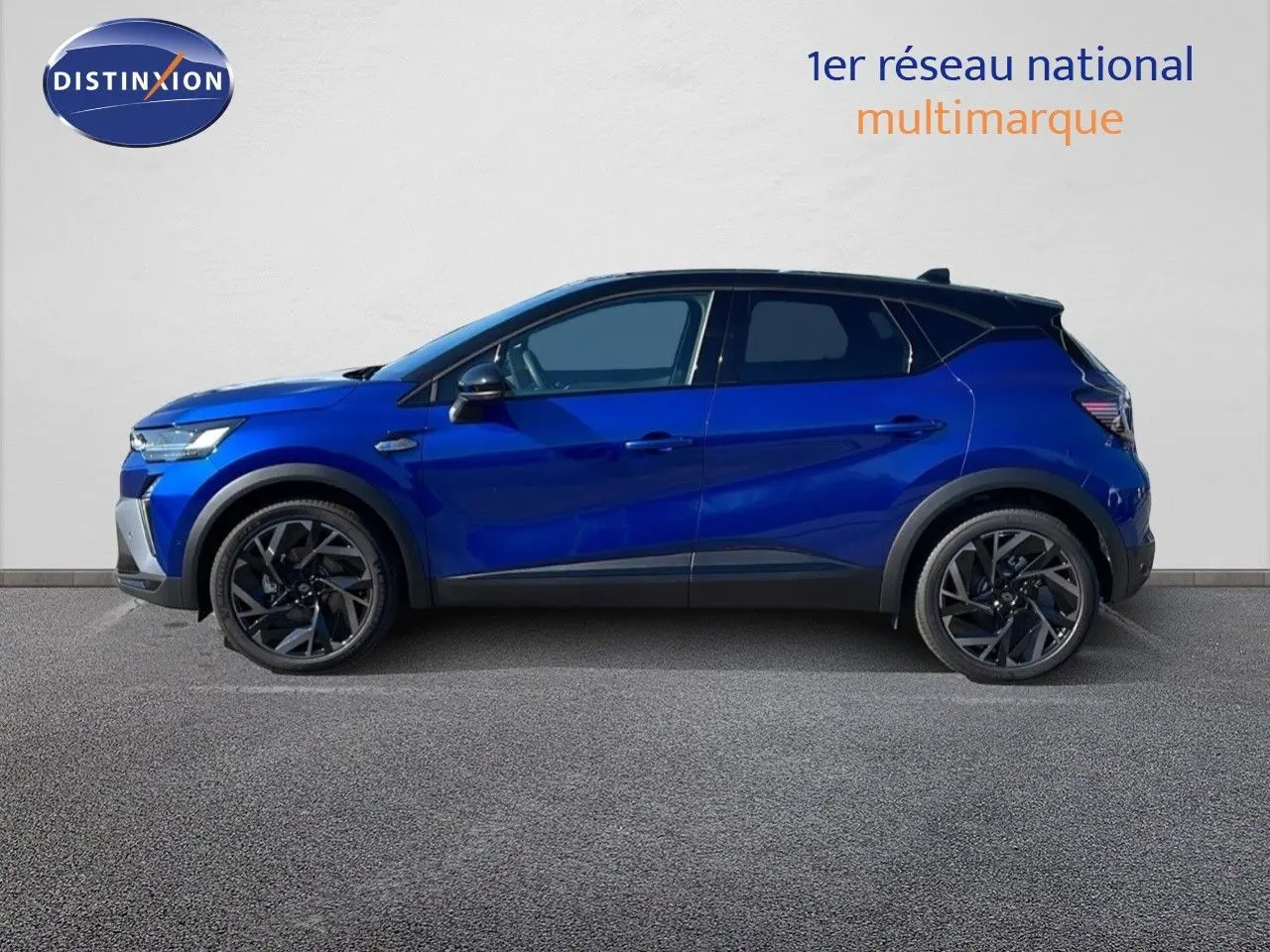 Renault Captur E-Tech hybride 2025 bleu iron métal avec toit noir, vue profil côté gauche sur fond neutre.