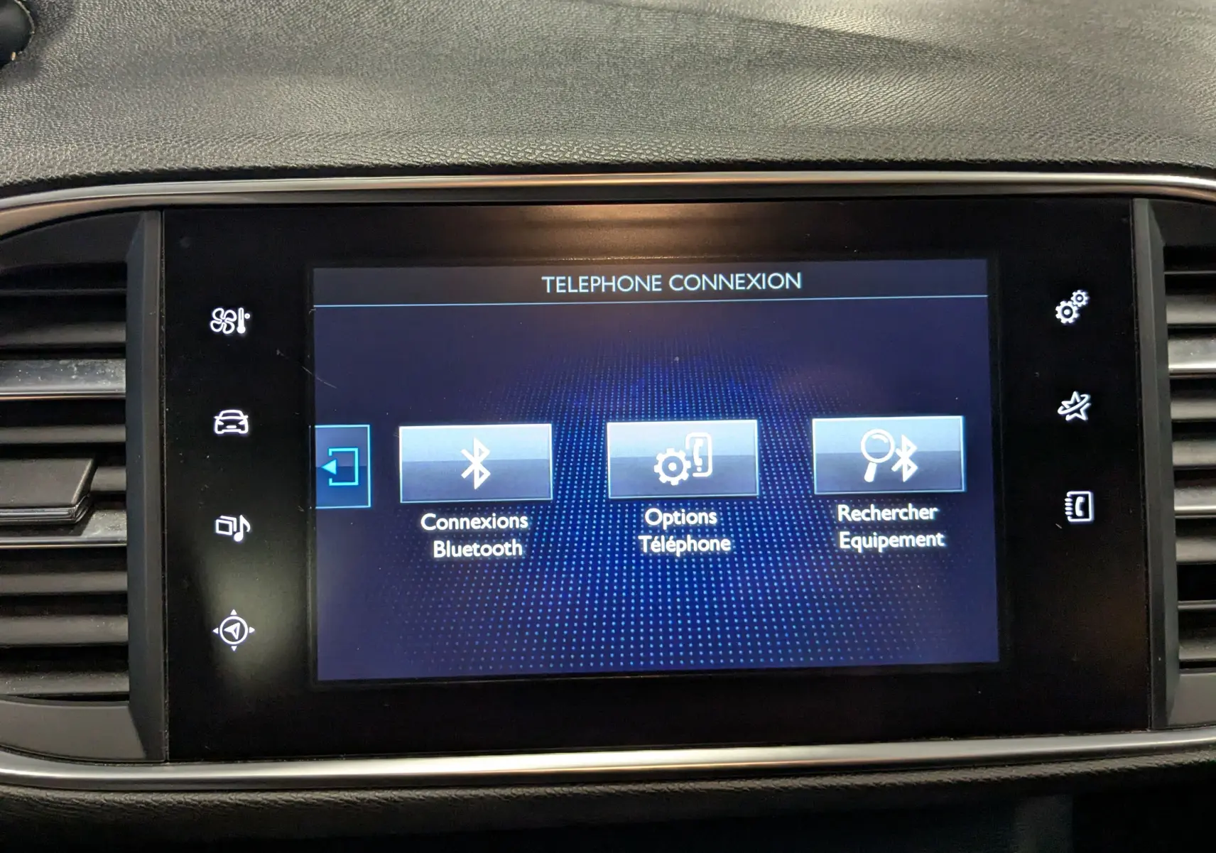 Écran tactile central de la Peugeot 308 noir montrant le menu de connexion Bluetooth et options téléphone.