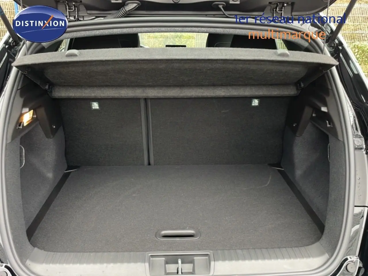 Coffre ouvert du Renault Captur noir étoile métal, montrant un espace de chargement propre et spacieux.