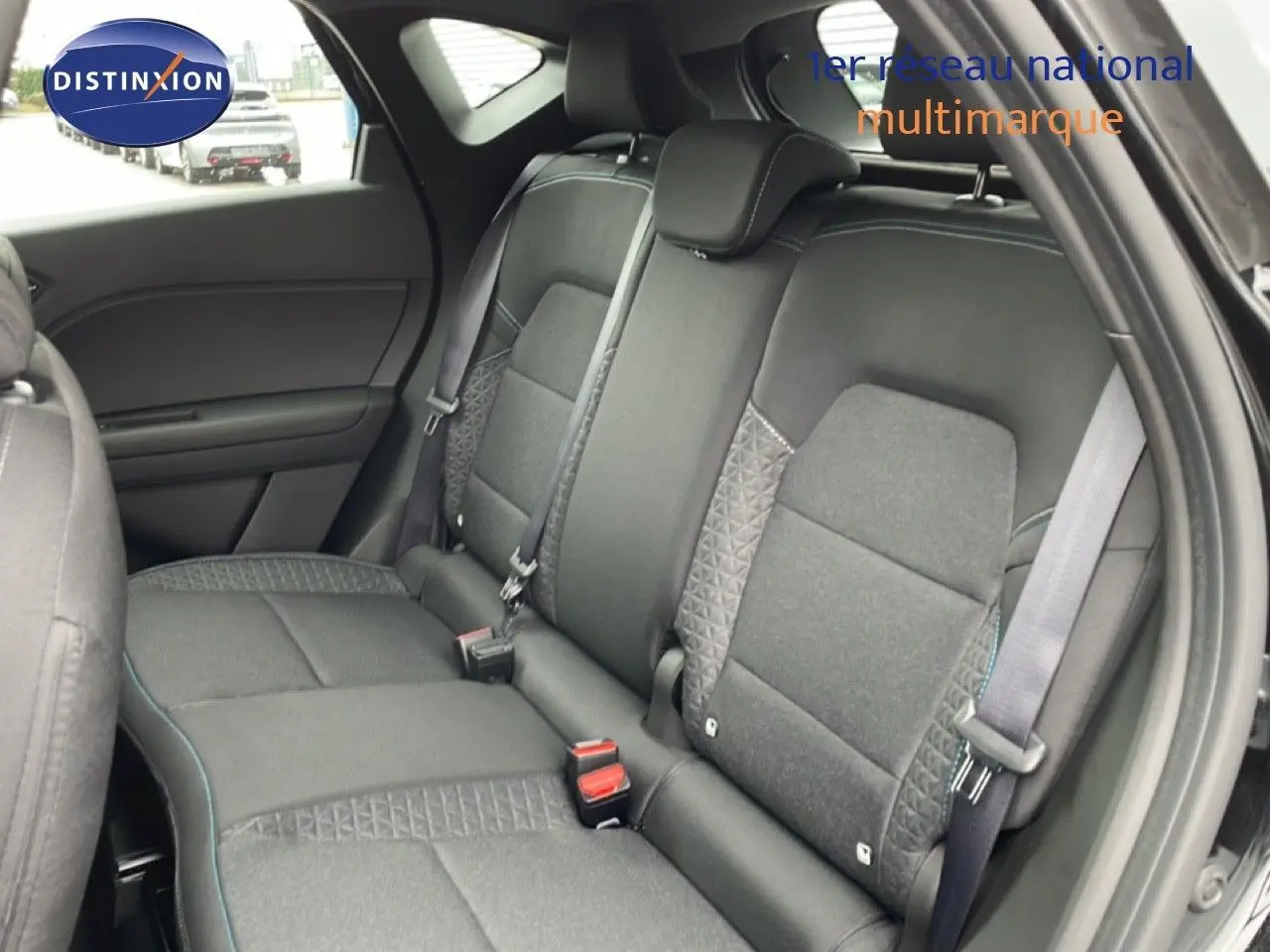 Vue intérieure du siège arrière droit du Renault Captur noir étoile métal 2025, tissu avec détails géométriques.